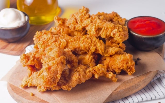 Frango empanado tipo KFC crocante e suculento com molho