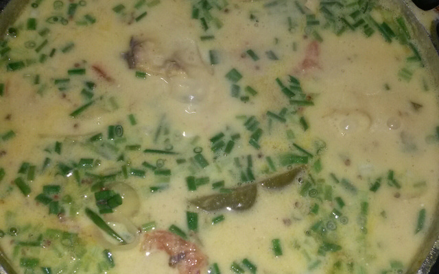 Peixe ao molho de tomate e leite de coco