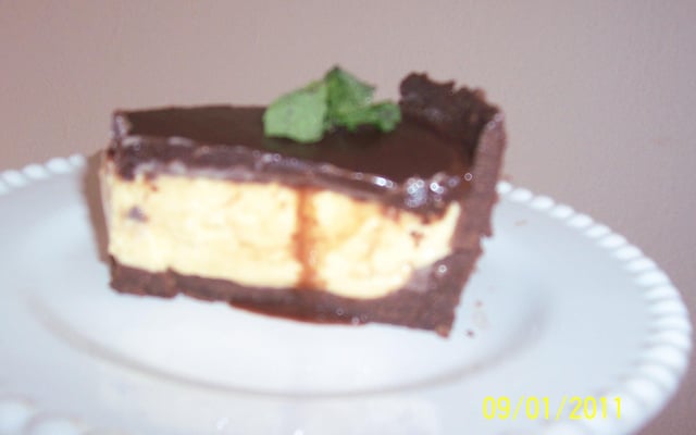 Chocotorta de maracujá com calda de chocolate