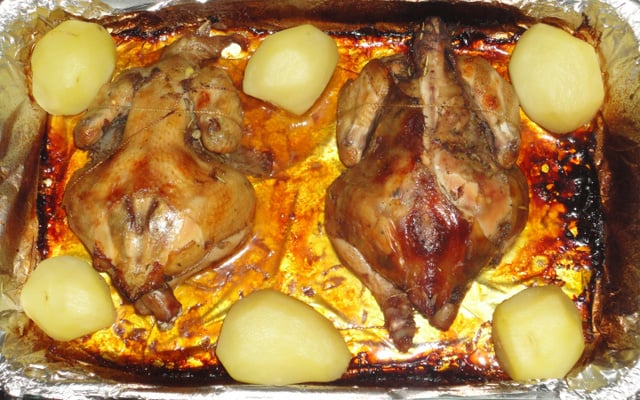 Galeto assado com batatas