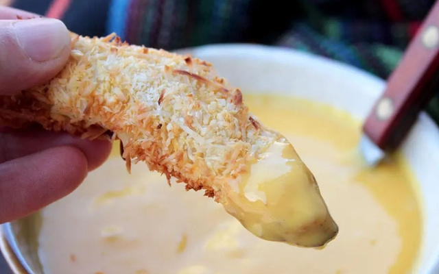 Iscas de frango empanadas com coco na airfryer