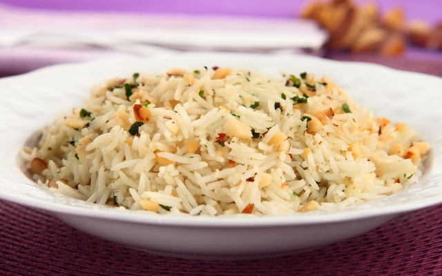 Arroz basmati com castanha-do-pará e cheiro-verde