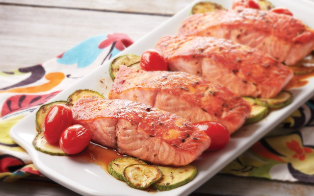 Salmão com abobrinha e tomates cereja