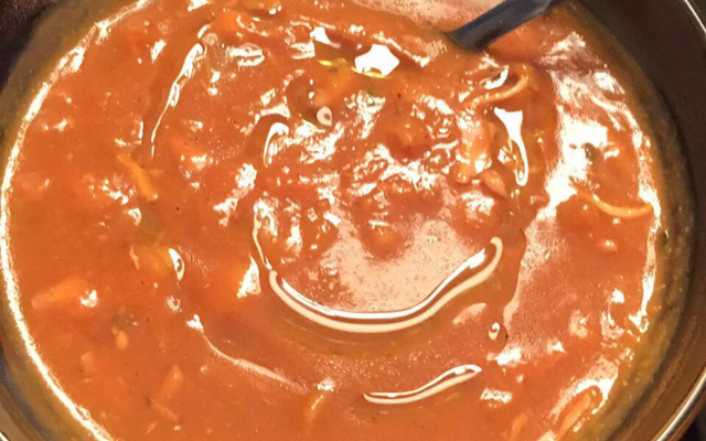 Sopa de abóbora com frango e repolho