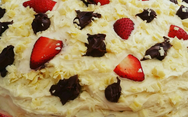 Bolo de leite ninho com chocolate branco