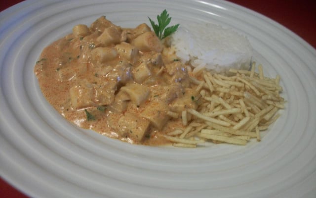 Estrogonofe de palmito com atum