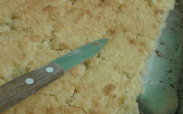 Bolo fácil de aipim com leite condensado