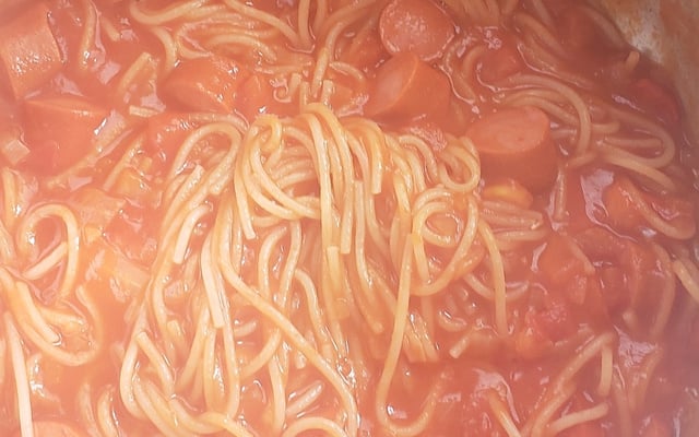 O suculento macarrão com salsicha