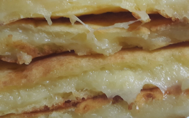 Crepioca de queijo assado na frigideira