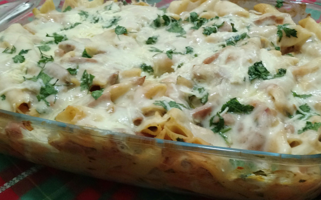 Penne com tirinhas de calabresa defumada ao molho branco e vermelho