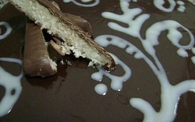 Bolo prestígio à moda Mi