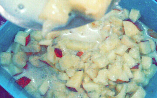 Salada de frutas com leite condensado e creme de leite