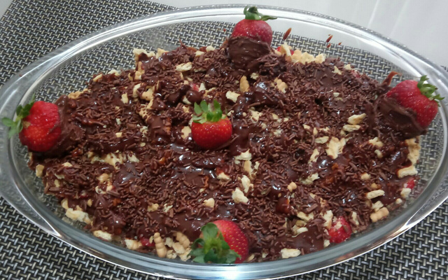 Pavê de baunilha com morangos e chocolate