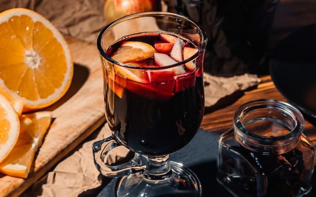 Vinho quente na caneca de vidro com maçã e especiarias