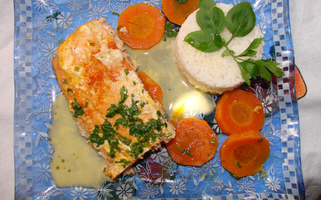 Salmão ao molho frio de maracujá