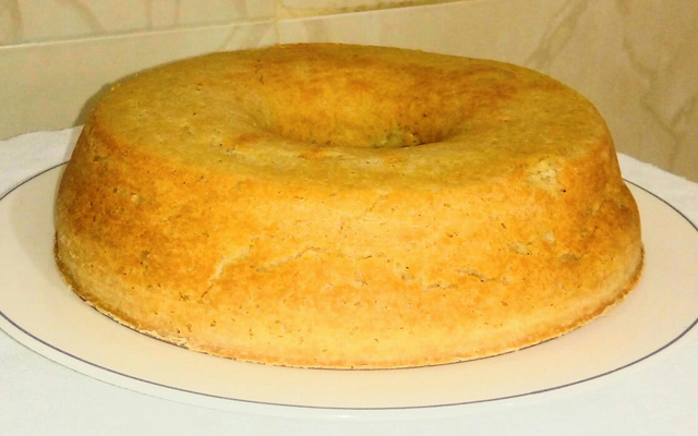 Bolo simples de pão ameanhecido
