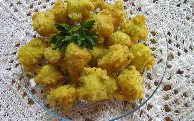 Bolinho de aipim (mandioca) dourado