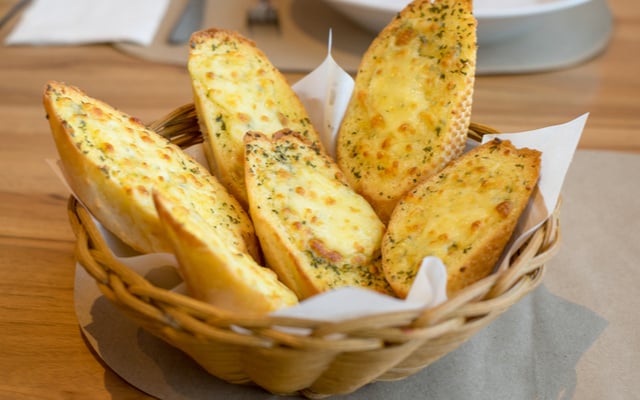 Pão de alho para churrasco com pão francês amanhecido