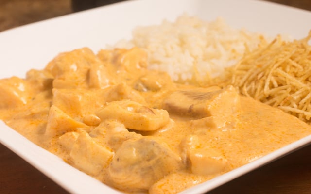 Estrogonofe de lombo com bacon