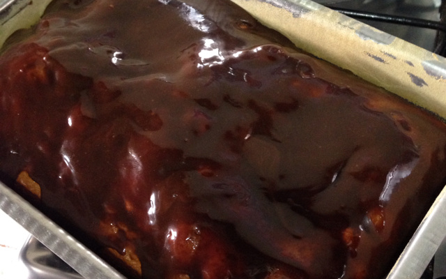 Bolo de cenoura com calda de chocolate que derrete na boca