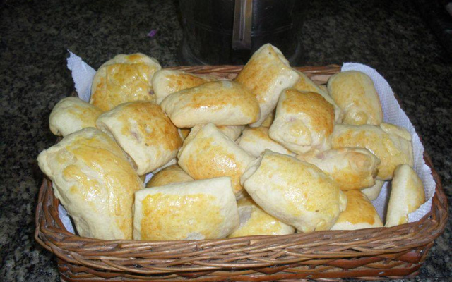Pão recheado com presunto e queijo