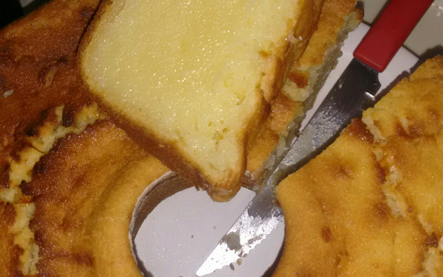 Bolo de macaxeira, aipim ou mandioca com coco e queijo