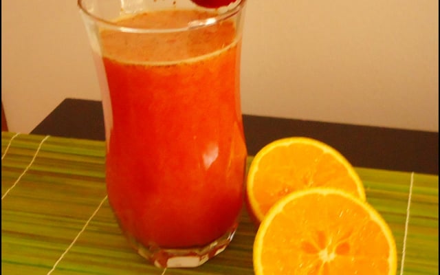 Suco de laranja com morango