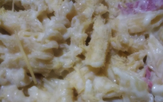 Macarrão ao molho branco com presunto e queijo