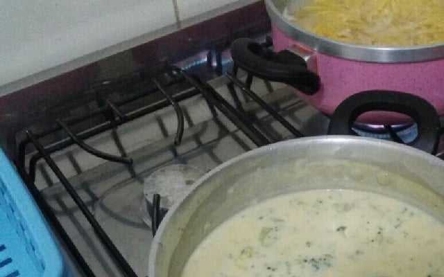 Espaguete ao molho branco com brócolis