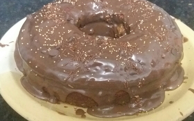 Bolo de cenoura com calda de chocolate