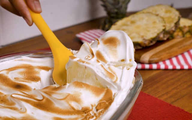 Abacaxi com creme de leite condensado