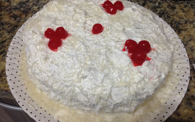 Bolo de abacaxi recheado delicioso