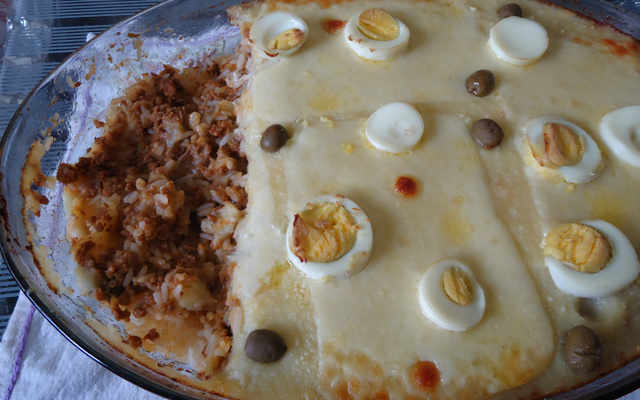 Arroz de forno com purê e carne moída