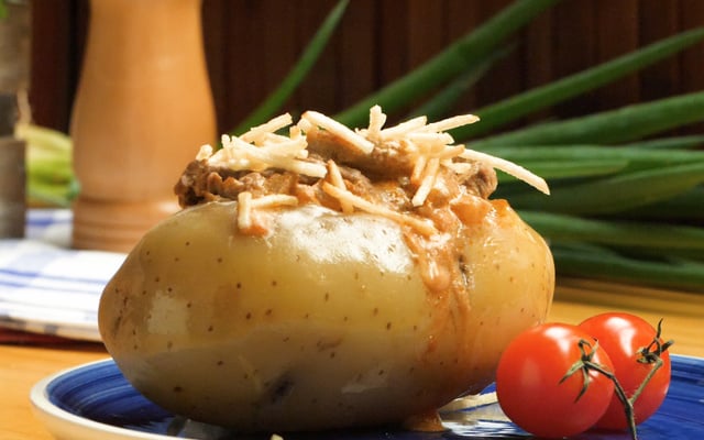 Batata recheada com estrogonofe