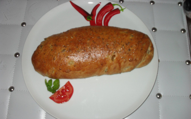 Pão de alho com azeite, azeitonas e gorgonzola