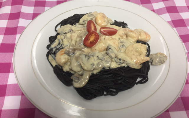 Massa Negra ao molho de camarões