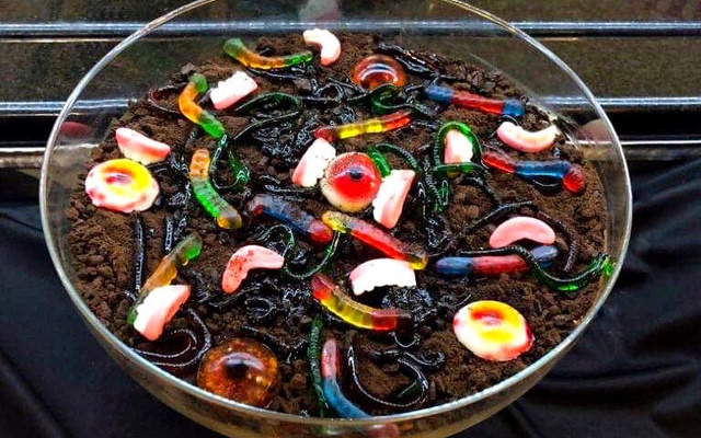 Doce terra de minhoca feito com mousse, bolacha e bala 