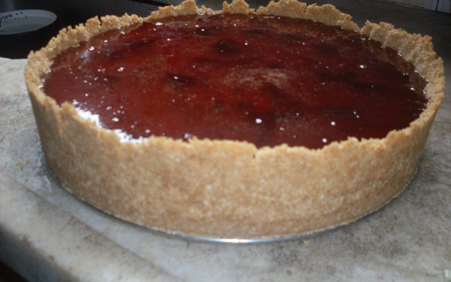 Torta de cream cheese com geleia de jabuticaba