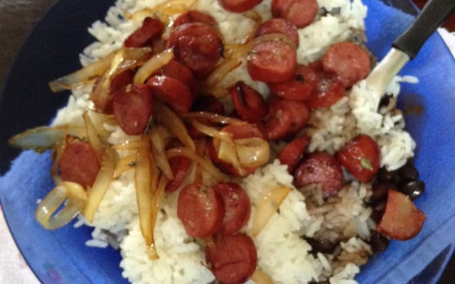 Linguiça acebolada com orégano