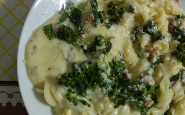 Macarrão de brócolis e Bacon com Molho Branco