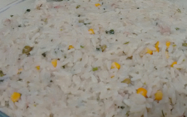 Risoto colorido de linguiça