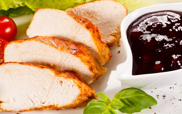 Peru com molho de frutas vermelhas