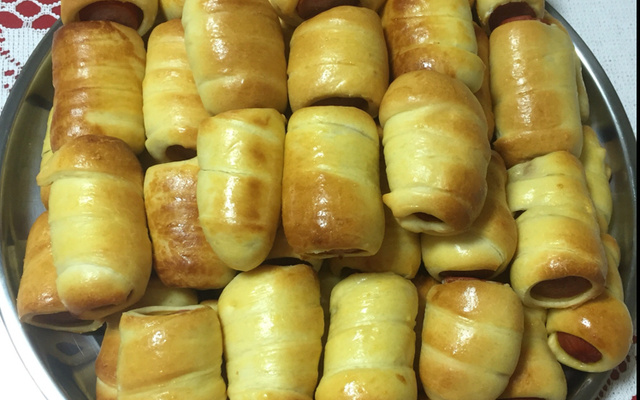 Enroladinho de salsicha assado fácil