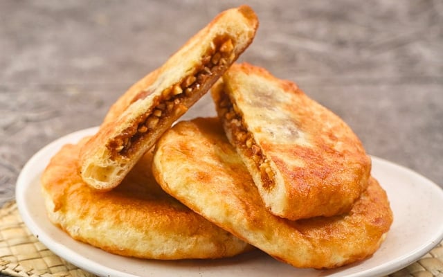 Hotteok com recheio caramelizado de nozes e canela