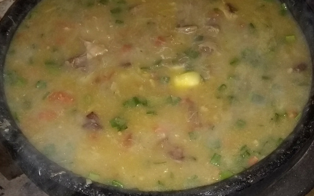 Sopa de mandioca com costela