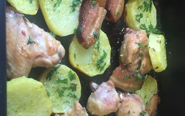 Frango a passarinho com batatas coradas