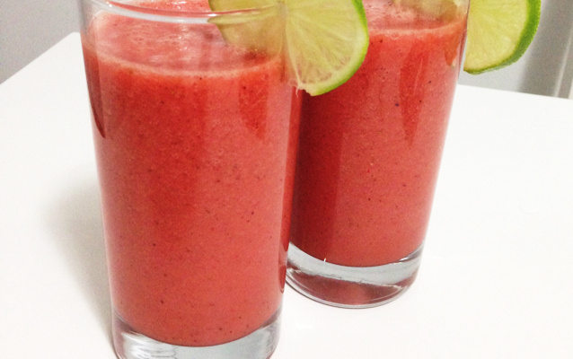 Suco refrescante de frutas vermelhas