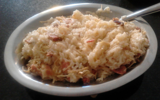 Arroz com bacon, calabresa e frango