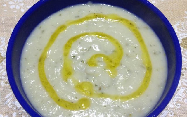 Caldo inhame com alho-poró e ervilha