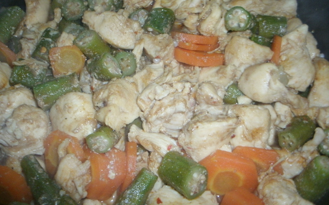 Filé de frango com quiabo e cenoura